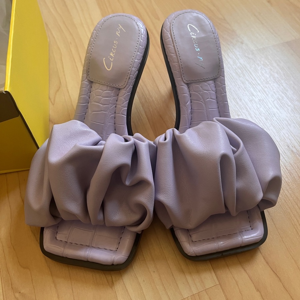 NWT Circus by Sam E wild orchid heels